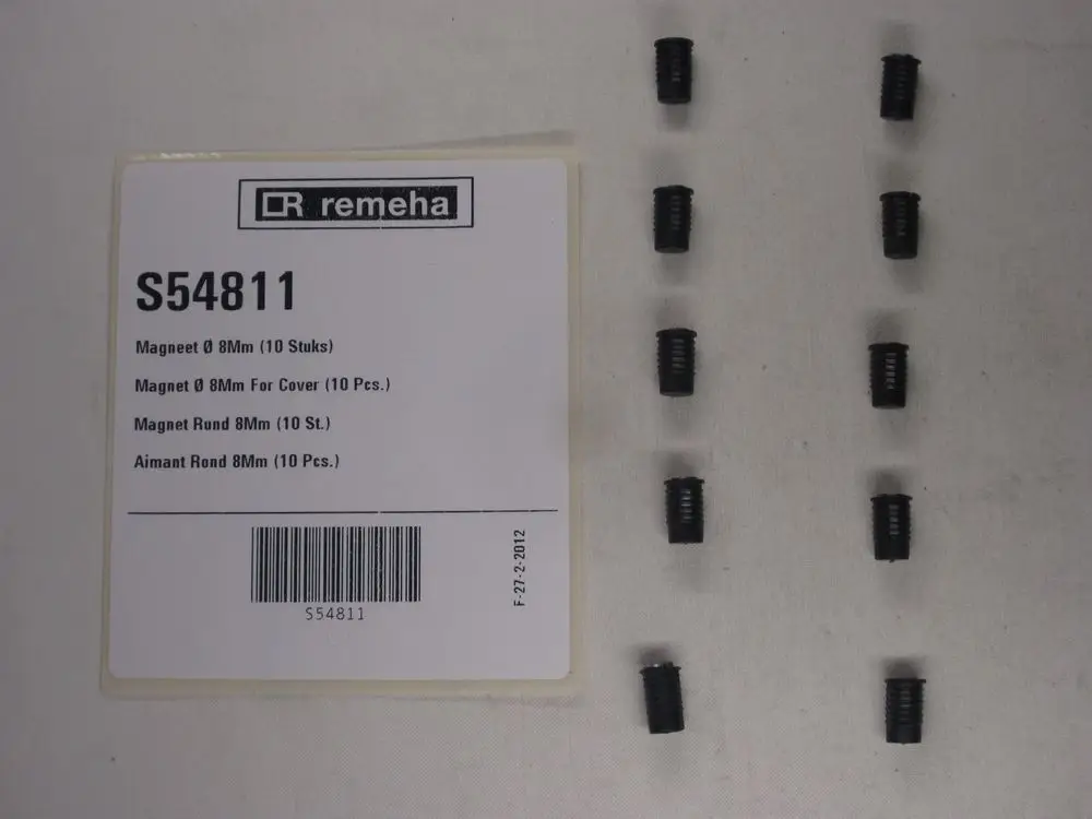 Schwarze, runde Magnete in einer Reihe, neben einem Produktetikett mit Informationen von Remeha. Das Etikett zeigt Artikelnummer und Menge.